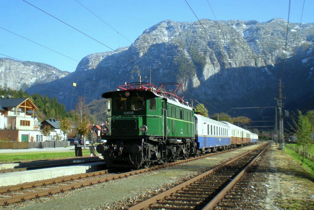 NBiK 1245.05 mit dem Nostalgie Erlebnis Express Krnten SR 19062 auf der Fahrt von Villach nach Bad Ischl beim Aufenthalt in Obertraun-Dachsteinhhlen. 22.10.2011