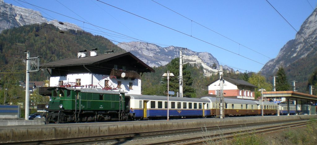 NBiK 1245.05 mit R 19063/19065 in Werfen, im Hintergrund die Burg Hohenwerfen. 23.10.2011