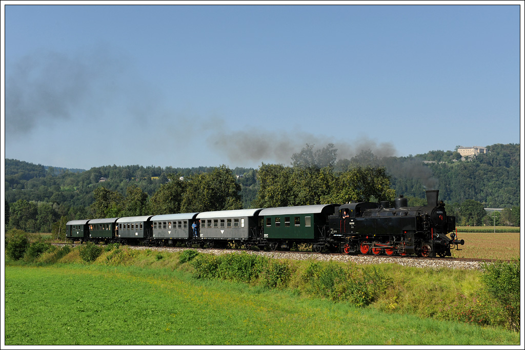NBiK 93.1332 am 21.8.2011 mit dem vorletzten Sonderzug von Weizelsdorf nach Ferlach anlsslich der NOSTALGIE TOTAL 2011, aufgenommen aufgenommen nchst Kappel a.d. Drau mit der Burg Hollenburg im Hintergrund.