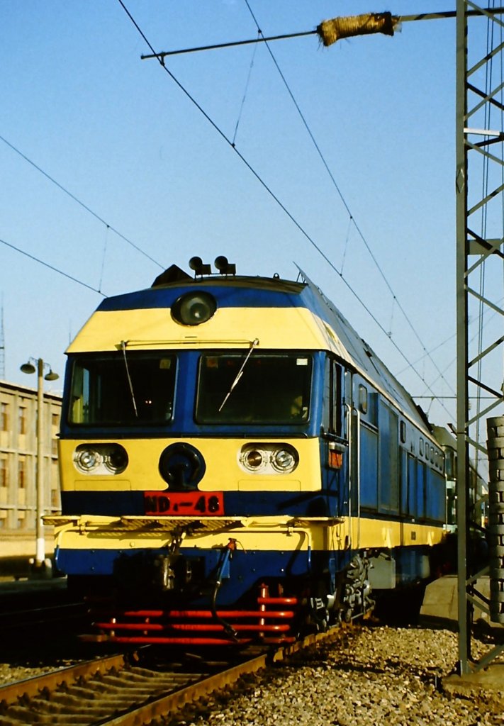 ND4 48 am 4. November 1984 unter eine noch nicht unter Strom stehenden Oberleitung in Datong.