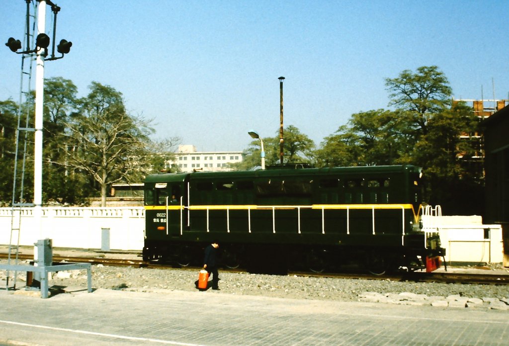 ND5 0022 kurz nach der Auslieferung durch GE am 9. November 1984 bei der Fahrt nach Beijing aus dem Zug heraus fotografiert.