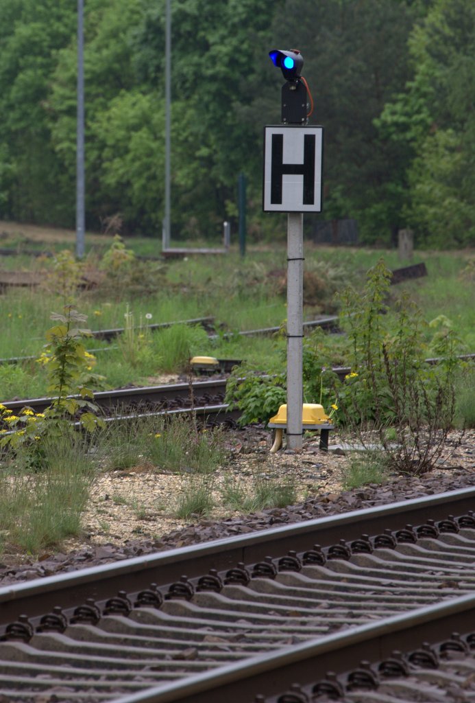 Ne 5 (Haltetafel) mit  Blaulicht   am westlichen Ende der Bahnsteige in Knigsbrck
10.05.2013 13:30 Uhr