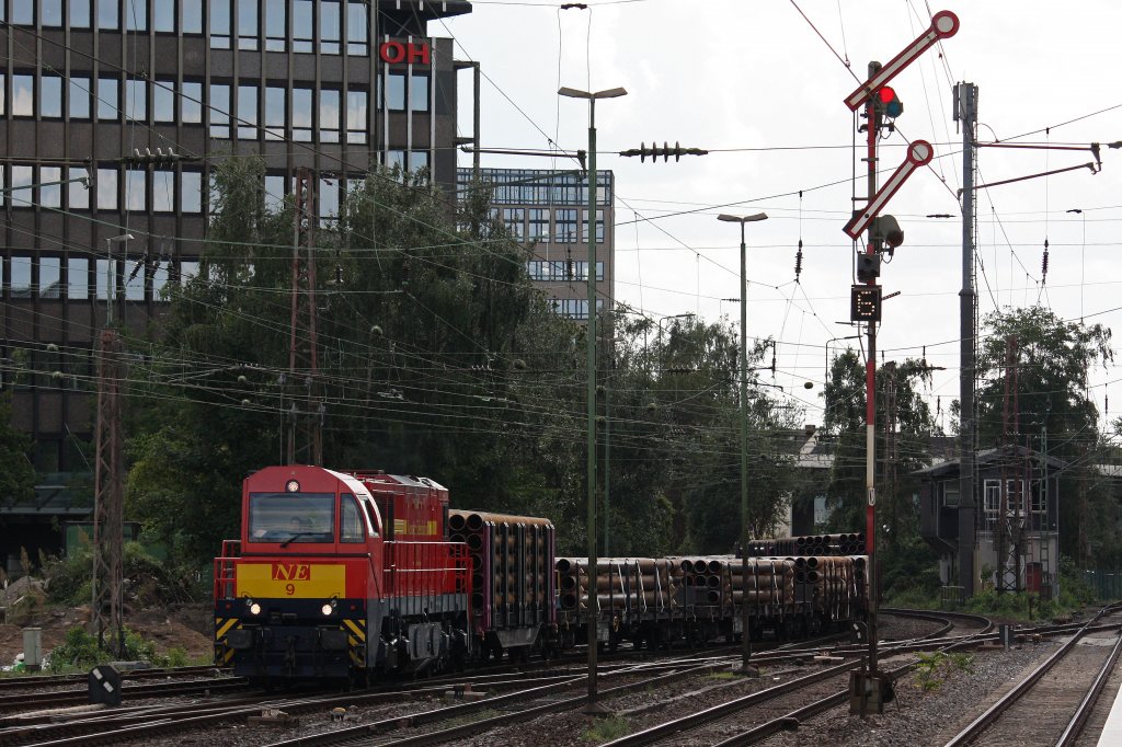 NE 9 am 29.8.12 mit einem Rhrenzug aus dem Dsseldorfer Hafen bei der Einfahrt in Dsseldorf-Rath.Der Zug wurde ab Rath von E37 518 bernommen.