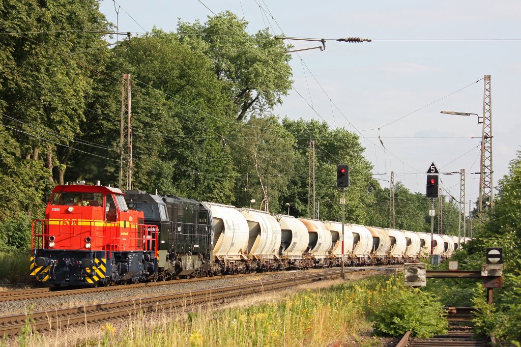 NE VII und MRCE/NE 500 1608/272 406 (ex RTB V201) am 4.7.12 mit einem Kalkstaubzug in Ratingen-Lintorf.