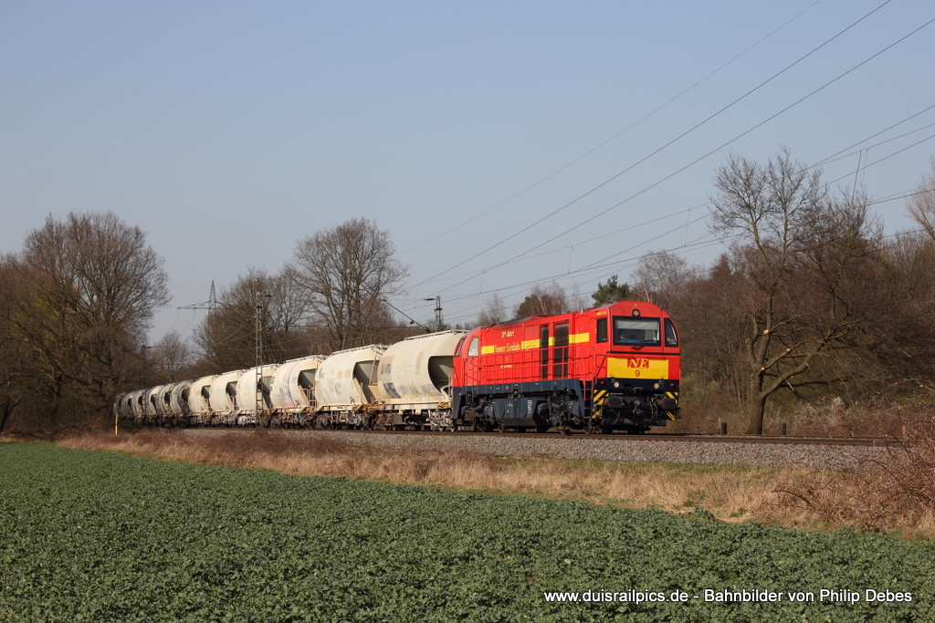 NE9 f�hrt am 23. M�rz 2012 um 15:38 Uhr mit einem G�terzug durch Ratingen