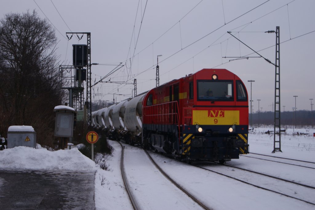 NE9 fhrt am 27. Dezember 2010 mit einem Kalkzug durch Duisburg Bissingheim