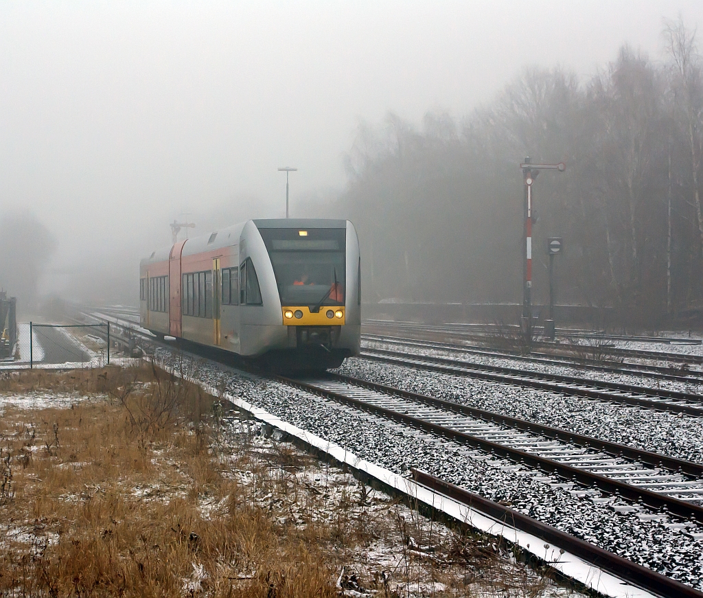 Nebel in Herdorf: GTW 2/6 der Hellertalbahn kommt von Neunkirchen/Siegerland hier am 13.02.2011 kurz vor der Einfahrt in den Bahnhof Herdorf.
Die GTW´s haben eine Achsanordung 2´Bo2´ ein MTU 12V 183 Motor mit 550 kW Leistung ist im Mittelteil (Antriebseinheit) unter gebracht, der den Tiebwagen auf eine Hchstgeschwingigkeit von 120 km/h bringen kann.