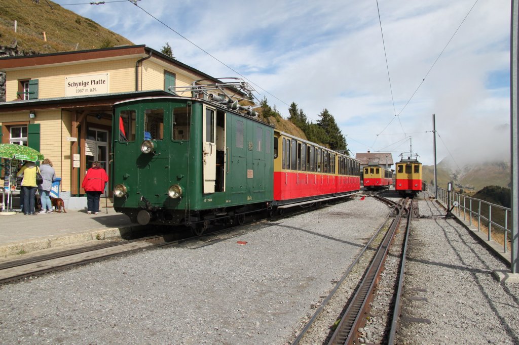 Nebel steigt langsam aus dem Tal herauf,in der Bergstation Schynige Platte auf 1967 m..M. 02.10.12 

