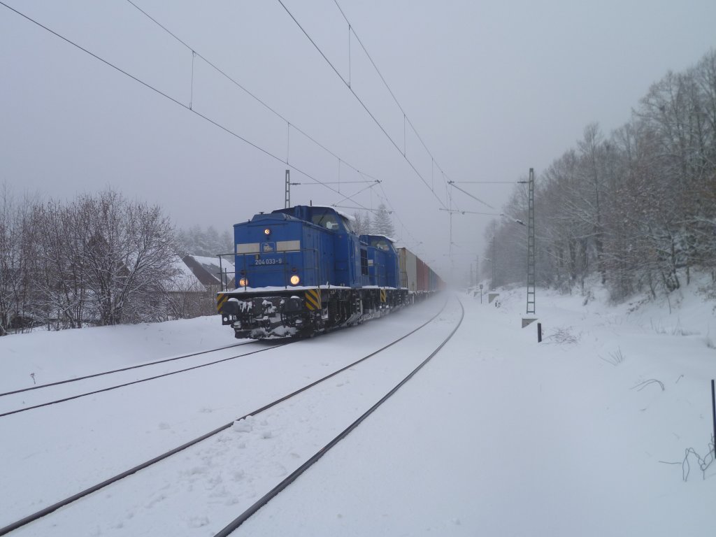 Nebel in Vogtland! Hier der Container mit 204 033 und 204 010 der PRESS in Jnitz am 25.02.13.