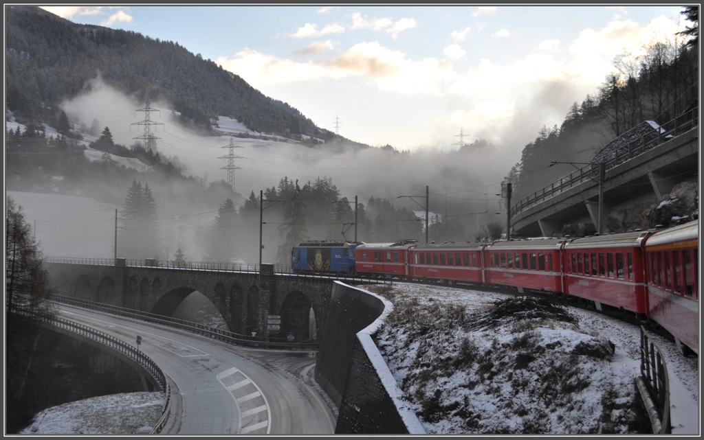 Nebelschwaden hngen in der Schinschlucht als RE1121 mit Ge 4/4 III 652  Vaz/Obervaz Lenzerheide-Valbella  den Soliserviadukt berquert.
Dieser Viadukt hat ein Schattendasein hinter der Strassenbrcke, ist aber mit einer Hhe von 89m die hchste RhB Brcke. (08.12.011)