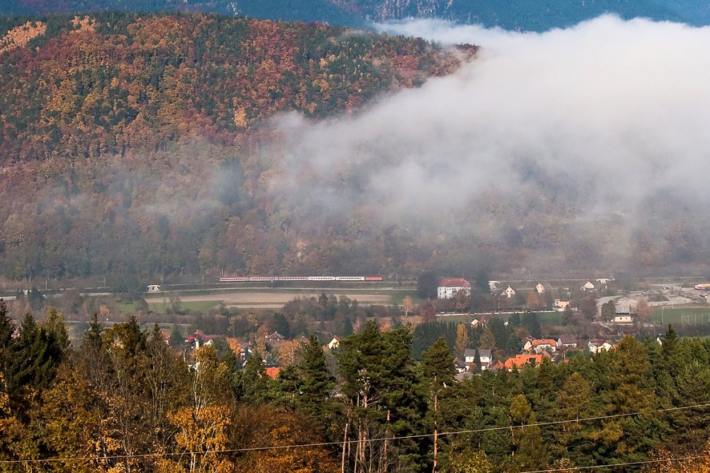 Nebelschwaden machen sich breit, als BR 1044 mit EC 158  Croatia  nach Wien Meidling unterwgs ist. Die Aufnahme entstand am 01.11.2011 bei Eichberg, als der Zug kurz nach Payerbach-Reichenau Richtung Gloggnitz unterwegs war.