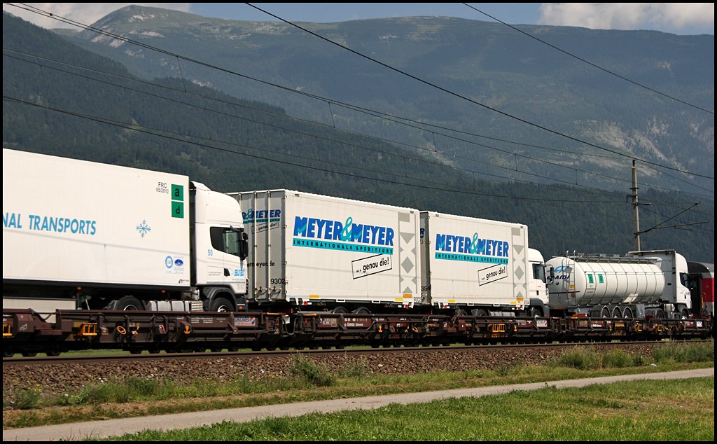 Neben den 8-Achsigen Niederflurwagen der kombi bzw. von CEMAT (obwohl italienisch ist der Heimatbahnhof Wrgl) werden auch 12-Achsige Niederflurwagen eingesetzt. Die knnen ein etwas hheres Ladegewicht verkraften. (07.08.09 bei Schwaz)