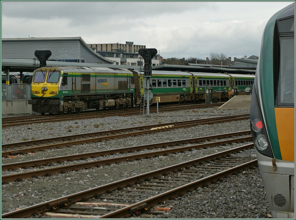 Neben den allgegenwertigen Class 22000 Triebzgen bieten von der CC 226 gefhrte  Intercity nach Cork eine wohltunende Abwechslung. 
Dublin Heuston, den 25. April 2013