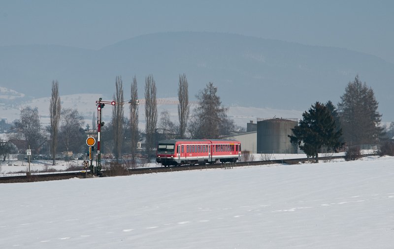 Neben der Baureihen 611 und 641 verkehren einige Regionalz�ge auf der Hochrheinbahn auch mit der Baureihe 628. So wie hier am 16. Februar 2010 RB 31247 (Schaffhausen - Erzingen (Baden)) mit 628 236.