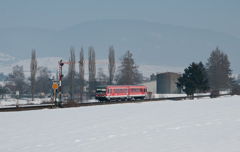 Neben der Baureihen 611 und 641 verkehren einige Regionalzge auf der Hochrheinbahn auch mit der Baureihe 628. So wie hier am 16. Februar 2010 RB 31247 (Schaffhausen - Erzingen (Baden)) mit 628 236.