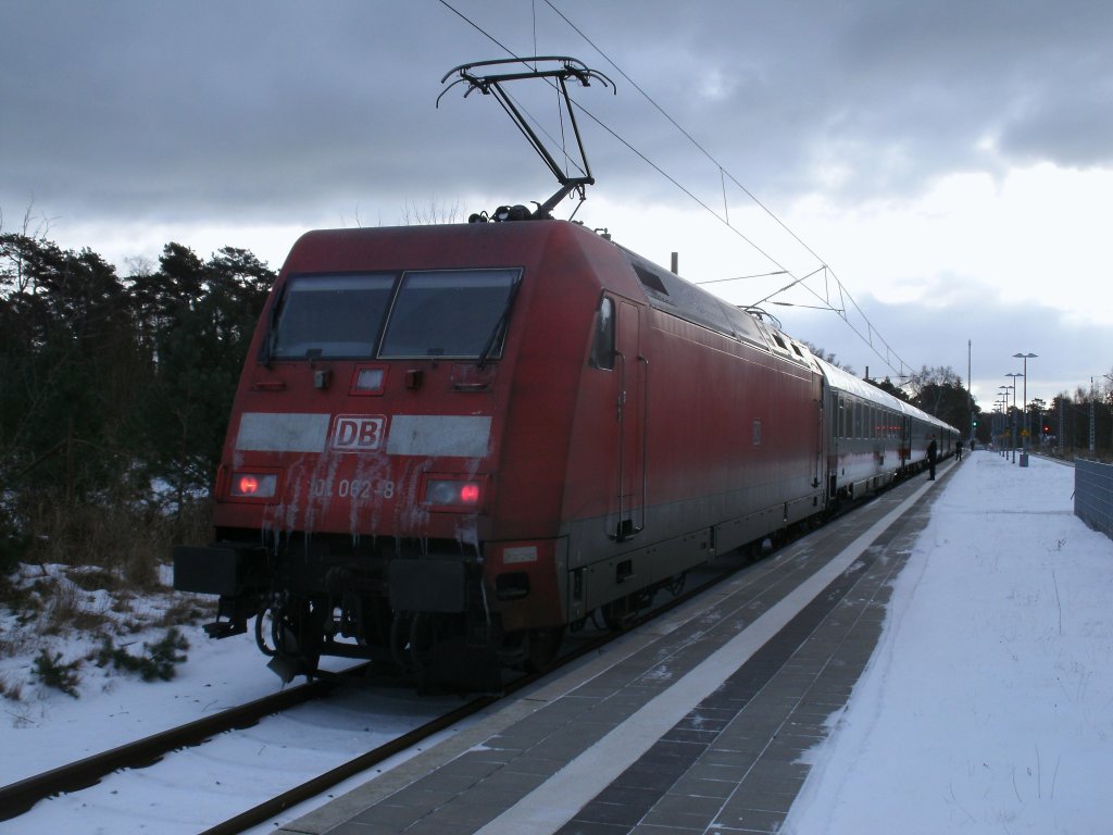 Neben Binz und Bergen/Rgen hat auch die kleine Station Prora IC-Halt.Am 21.Januar 2013 hielt der IC 2184 aus Hannover in der kleinen Station.101 062 schob den Zug die letzten Kilometer weiter bis zur Endstation Binz.