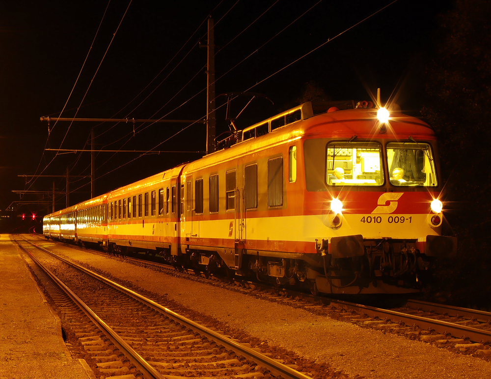 Neben dem 4010 019 (Vorheizanlage 011.040 im TS Jedlersdorf)und dem ehemals im TS-Flordisdorf fr Testfahrten hinterstellten 4010 022 verblieb noch der 4010 009 in sterreich. Im Sommer 2009 wurde der elegante Triebzug welche  von der GEG erworben wurde von einer Hand voll beherzten Mitarbeitern etwas hergerichtet um fr die Fotofahrt am 04. und 05. 10. 2010 einsatzfhig zu sein. Auch ich durfte einen kleine Teil dazu beitragen und habe den ehemaligen Paradezug der sterreichischen Bundesbahnen ein wenig von Graffiti befreit. 

Dieses Bild zeigt den 4010 009  als SLP 14268 bei der oben erwhnten Fotofahrt am 04.10. 2010 bei einem Fotohalt im Bahnhof Httau.

