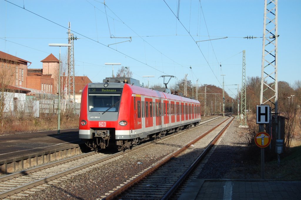 Neben dem Besuch der Modelleisenbahnausstellung des PMW Winnenden stand am 26.12.2009, dem 2. Weihnachtsfeiertag, auch eine kleine Visite auf dem Winnender Bahnhof an. Dort konnte der Plochinger 423 308-6 als S3 nach Backnang aufgenommen werden.