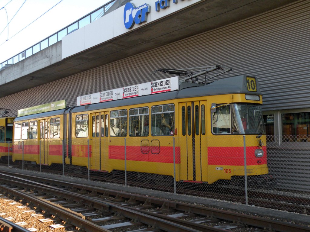 Neben dem BLT Tramdepot Ruchfeld wartet der Be 4/6 105 auf seinen nchsten Einsatz. Die Aufnahme wurde am 16.01.2012 von der angrenzenden Strasse aus mit dem Teleobjektiv gemacht.