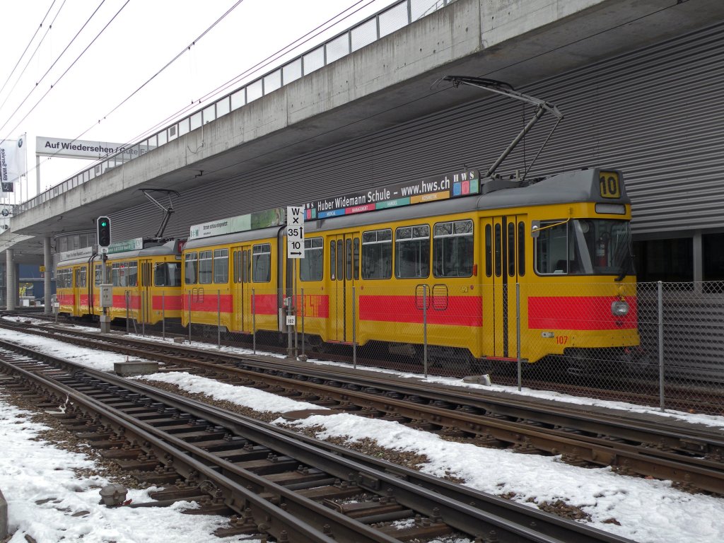 Neben dem BLT Tramdepot Ruchfeld wartet der Be 4/6 107 und der Be 4/6 115 auf den nchsten Einsatz. Die Aufnahme wurde am 13.02.2012 von der angrenzenden Strasse aus mit dem Teleobjektiv gemacht.

