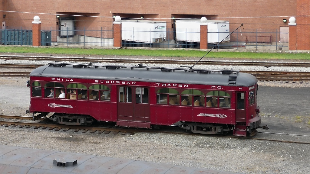 Neben dem Dampflokmuseum gibt es noch das  Electric City Trolley Museum  in Scranton, PA (4.6.09). Hier Wagen #76 der Philadelphia Suburban Transportation Corporation bei einer Fahrt auf der etwa 2000 Fu (600 m) elektrifizierten Strecke.