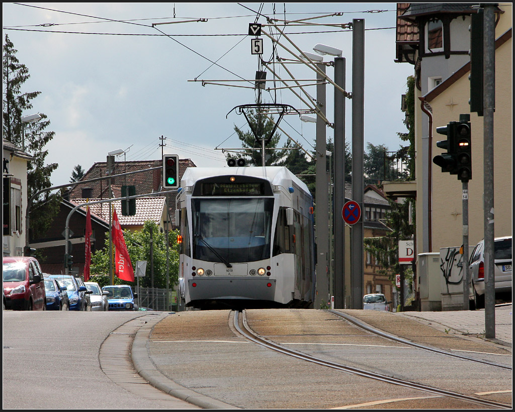 Neben dem Gleis - 

Nicht so richtig auf den Schienen scheint hier die Saarbahn in der Nähe der Haltestelle Rathaus in Riegelsberg unterwegs zu sein. 

28.05.2011 (M)