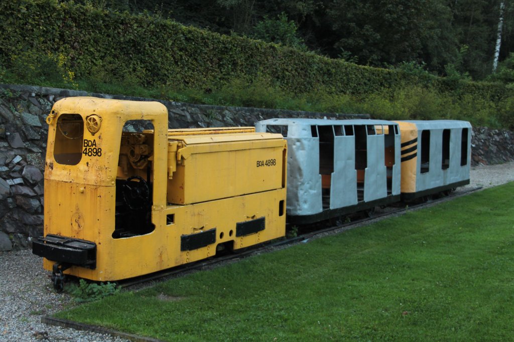 Neben dem Museum der Grube Adolf in Merkstein bei Aachen steht diese Grubenlok mit zwei Wagen, mit denen die Bergleute unter Tage vom Schacht zu ihrem Arbeitsplatz gefahren wurden. (09.09.2011)