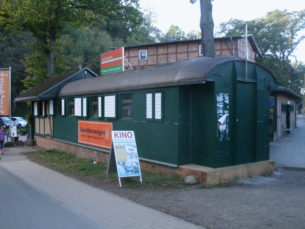 Neben dem Streckenende im Bahnhof Ghren steht ein ehmaliger Reisezugwagen umfunktioniert zu einen Laden,in dem man Sanddornartikel kaufen kann.Aufnahme vom 15.Oktober 2011.