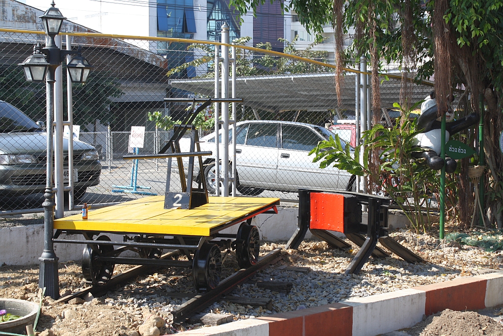Neben dem westlichsten Bahnsteiggleis in der Chiang Mai Station ist diese Handhebeldraisine als Schaustück aufgestellt. Aufnahme vom 06.Jänner 2011.