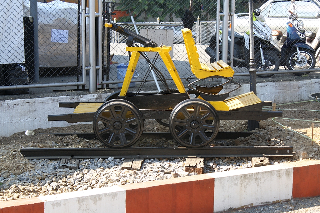 Neben dem westlichsten Bahnsteiggleis in der Chiang Mai Station ist diese Handhebeldraisine mit Fahrgastbank als Schaustück aufgestellt. Aufnahme vom 06.Jänner 2011.

