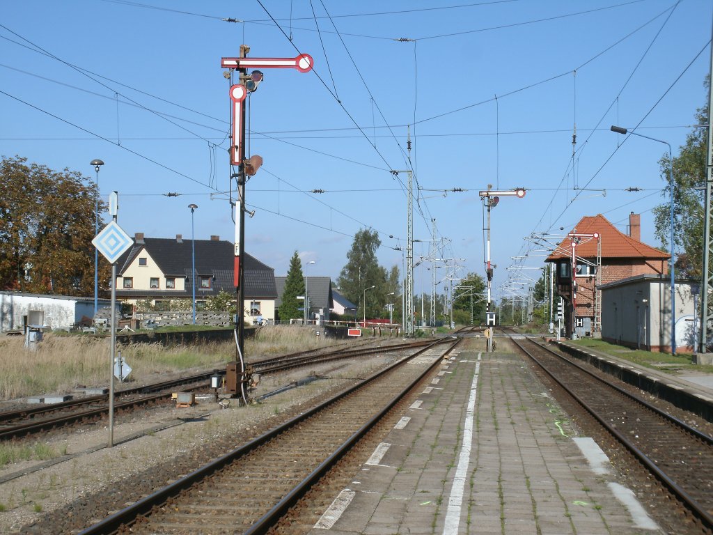 Neben Demmin verf�gt der Bahnhof Grimmen ebenfalls noch Formsignale,an der Strecke Stralsund-Neustrelitz.Hier sind es die Drei Ausfahrsignale Richtung Stralsund die ich am 03.Oktober 2012 fotografierte. 