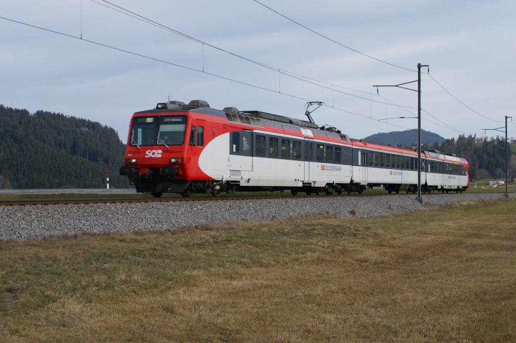 Neben einem Flirt befand sich am 21.11.09 auch noch ein Pendelzug mit dem RBDe 566 077-4 im S 31 Umlauf. Hier fhrt der Zug von Biberbrugg Richtung Altmatt.
