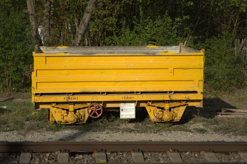 Neben einem Zweiwegebagger stand auch dieser Kleinwagen   34.1.37115 am 28.04.2012 
auf dem Gelnde des Bahnhofes Camburg in der Abendsonne gegen 18:30 Uhr.
Der Bahnbergang  Semmelweisstrae ist gerade erst modernisiert worden.
