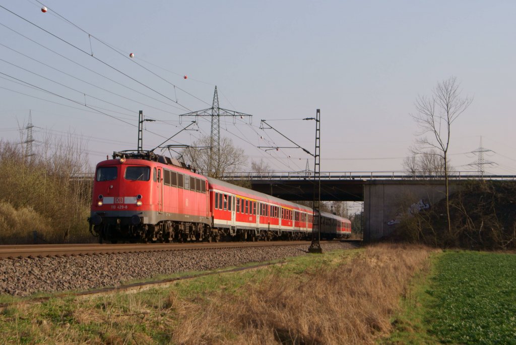 Neben den eurobahn Zgen kamen auch die 110er mit ihren RB 35 Verstrkern durch Ratingen gefahren. Hier fuhr gerade die 110 429-8 mit einem n-Wagen Zug durch Ratingen. (23.03.12)