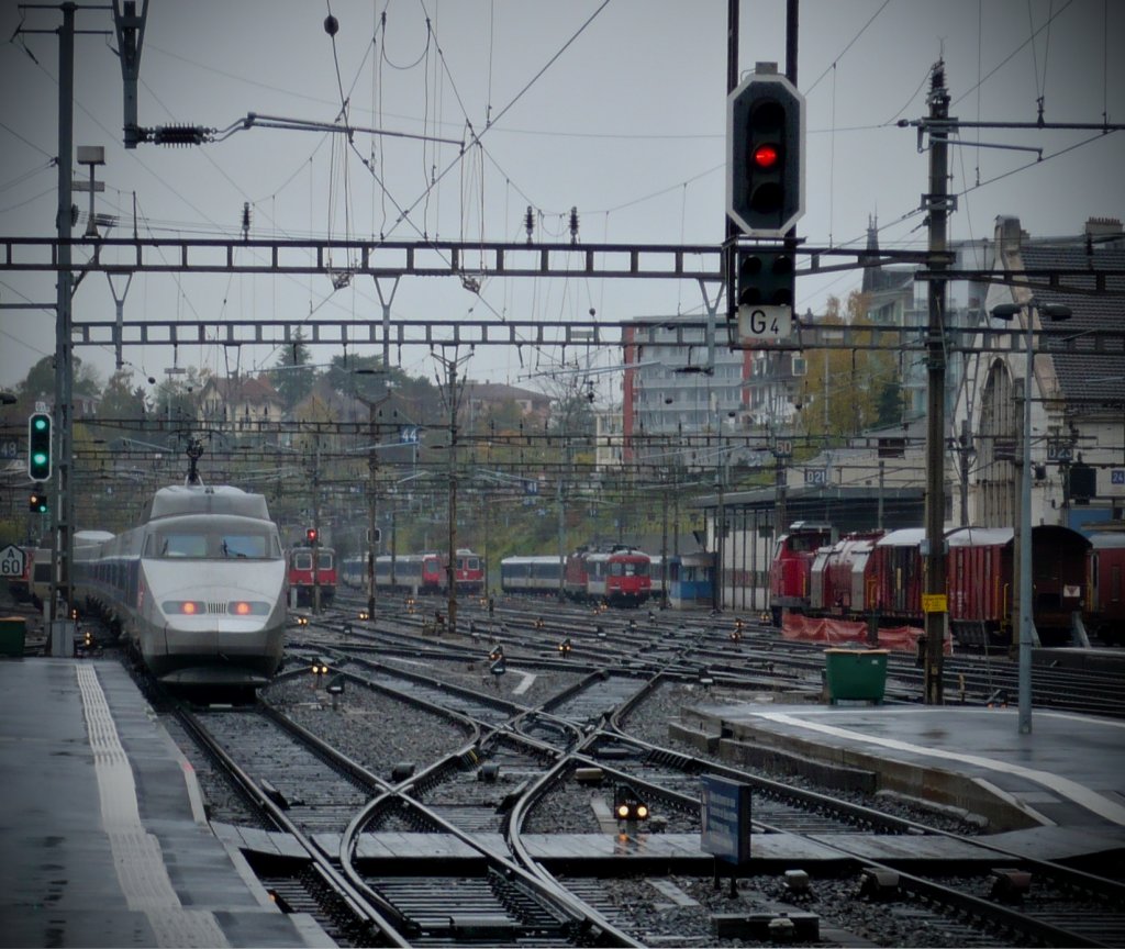 Neben der faszinierenden Sicht auf das Gleisvorfeld, verdeutlicht uns diese Aufnahme die Ausfahrt eines TGV, der seine Fahrt hier in Lausanne, am verregneten 28.10.08 soeben angetreten hat, um in wenigen Stunden die capitale de la France zu erreichen.