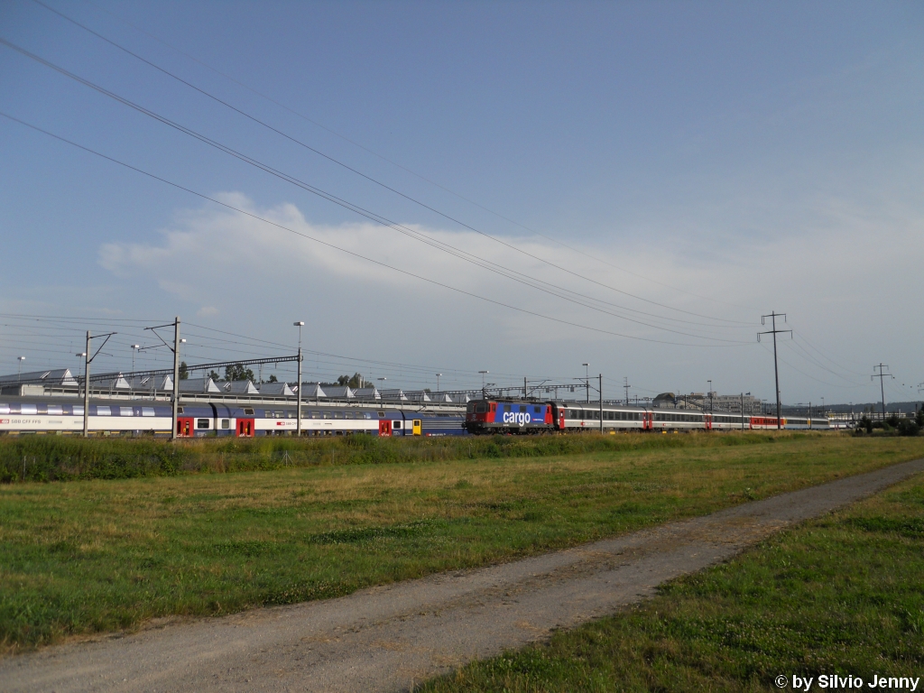 Neben den Ferienbeginn, Konzert und Hitze war wegen Bauarbeiten auch noch die Strecke St.Gallen - Goldach fr jeglichen Zugsverkehr unterbrochen. Die EC 19x Zrich HB - Mnchen Hbf wurden dazu ber Weinfelden - Romanshorn VL umgeleitet und kamen dazu am 10.7.2010 auch an der UA Oberwinterthur vorbei, hier zu sehen den EC 197, der durch die Re 421 380-7 gefhrt wird.