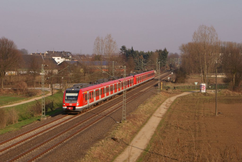 Neben den ganzen Regionalexpressen verkehren natrlich auch noch S-Bahnen auf der Strecke zwischen Neuss und Mnchengladbach. Bzw. 1, und zwar die S8 von Hagen bzw. Dortmund nach Mnchengladbach Hbf. Seit einigen Jahren verkehren auch auf dieser Linie die Eletrkotriebwagen der Baureihe 422, welche die 143er mit ihren x-Wagen in den Schatten stellen... (Mnchengladbach-Lrrip, 16.03.2012)