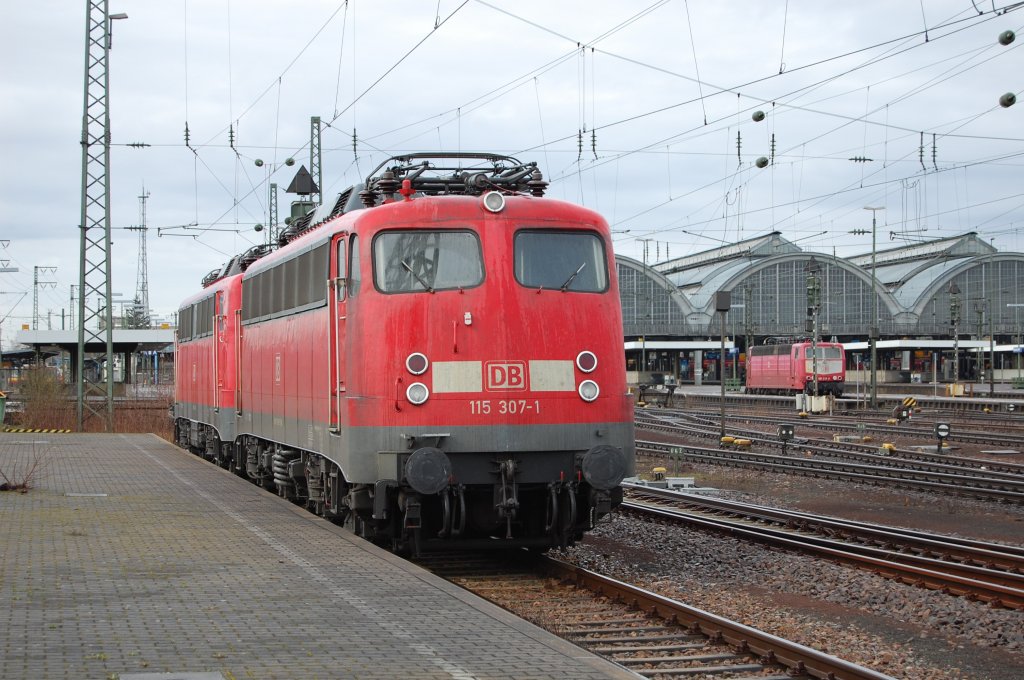 Neben einer  Kastenzehner  stand auch 115 307-1 von DB Autozug am 27.3.2010 im Karlsruher Hbf abgestellt. Auch diese Lok wird wohl nur noch bis zum 2.9.2010 im Einsatz sein.