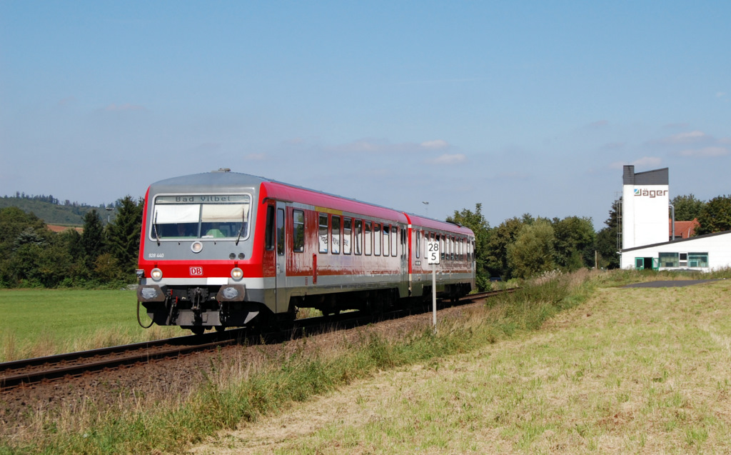 Neben den Loks der BR 218 vekehren auch Triebwagen der BR 628 planmig auf der Niddertalbahn. Am 1. September 2011 hatte 628 440 mit seinem 928 Dienst und begegnete mir als RB 15547 bei Glauburg-Glauberg.