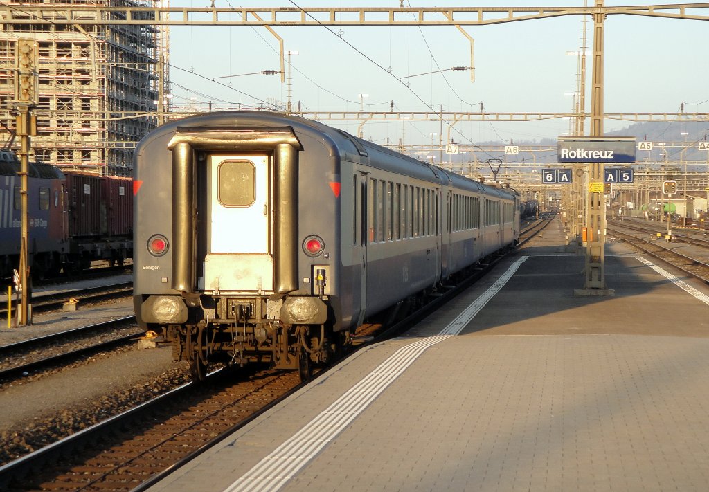 Neben den Modulwagen an den RE Luzern-Bern gelangen nun auch fr Streckenkundigkeitsfahrten fters BLS EW I in die Zentralschweiz. Mit der ziehenden Re 420 503 durchfhrt am 16.03.2012 ein 4-Wagen-Zug den Bahnhof Rotkreuz.