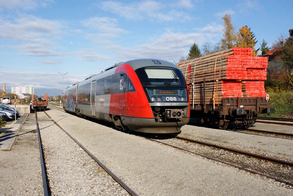 Neben der neuen Zugzielanzeige bekam 5022 035 auch zwei  Kunstwerke  verpasst. Oberwart, 13.11.2009 