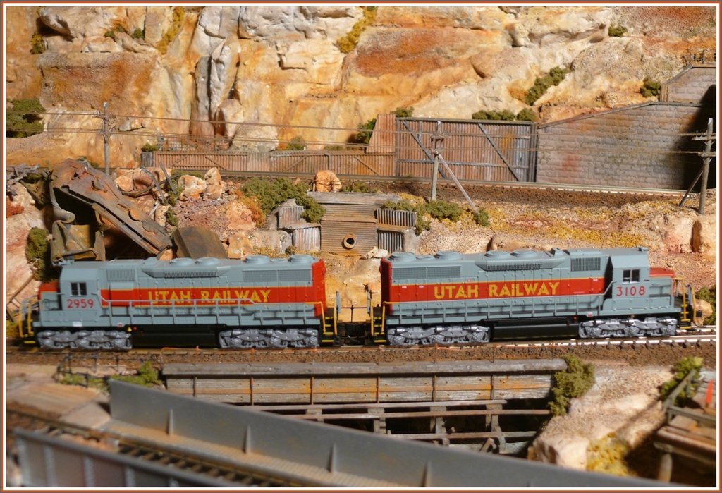 Neben der RhB gabs auch noch Zuwachs auf meiner Modelleisenbahnanlage. Nach 12 Tagen Lieferzeit trafen heute diese zwei SD 35 der Utah Railway in Chur ein und haben die Testfahrt im Copper Canyon erfolgreich bestanden. (10.02.2010)
