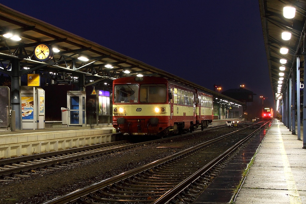 Neben der SBE fhrt auch die CD auf der Strecke Varnsdorf - Zittau - Liberec. 810 652-8 und eine weitere Brotbchse warten am 17.11.2010 in Zittau auf die Weiterfahrt Richtung Varnsdorf.