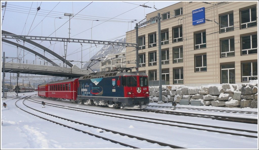 Neben der soeben neu erstellten Migros-Clubschule biegt RE1229 mit der neu beklebten Ge 4/4 II 619  Samedan  in den Bahnhof Chur ein. www.mybernina.ch (29.01.2010)