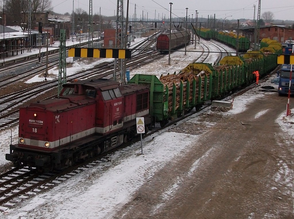 Neben der V100-BUG-01 war,am 01.Februar 2011,auch KUBECON-18 in Bergen/Rgen,diese war mit dem Zusammenstellen von beladenen Holzwagen am Nachmittag auf der Ladestrae beschftigt.Die Aufnahme entstand von einer Fussgngerbrcke.