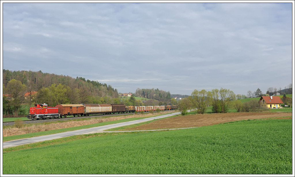 Neben VG 71383, der an Werktagen von Graz nach Wies verkehrt, wird an „starken“ Tagen mit viel Fracht auch 71375 in Verkehr gesetzt. Am 17.4. war dies der Fall. 1500.3 brachte an diesem Tag einen Gterzug in das Sgewerk Haslinger in Preding. Die Aufnahme entstand im Oisnitzgraben kurz nach der Haltestelle Oisnitz-St. Josef.