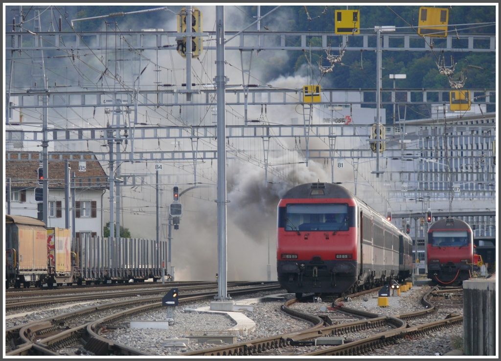Neben zwei abgestellten EW4 Pendelzgen macht sich der Dampfzug nach Disentis unbersehbar bemerkbar. (03.10.2010)