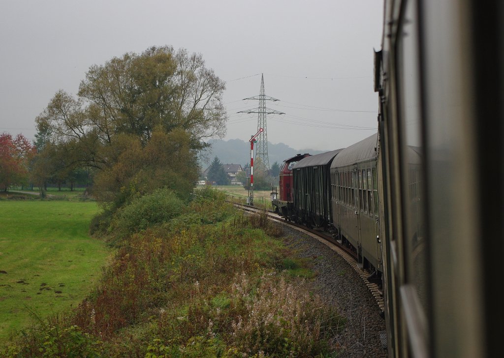 Nebenbahn-Romantik weist die Strecke nach Frankenberg(Eder) allemal auf! Hier eine Impression aus dem RE gezogen von V100 2299 der VEB am 23.10.2010.