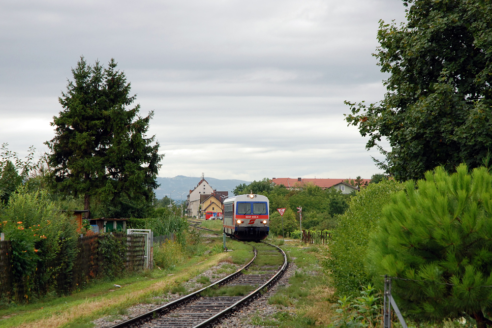 Nebenbahnromantik in der Hauptstadt des Burgenlandes: 5047 043 fhrt am 11.08.2007 als R 7820 in die Haltestelle Eisenstadt Schule ein. Von den Vorbereitungsarbeiten fr die Elektrifizierung und den Fernsteuerbetrieb ist (noch) wenig zu sehen.