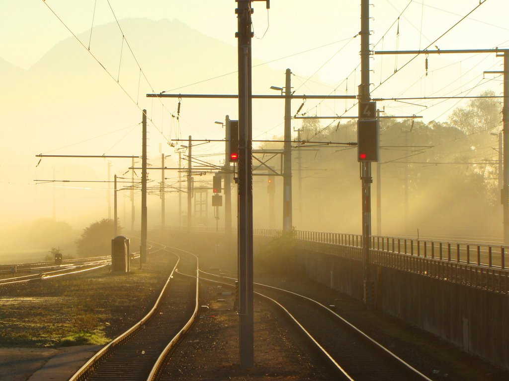 Neblige Sonnenaufgang in Wrgl Terminal. 21.09.2010